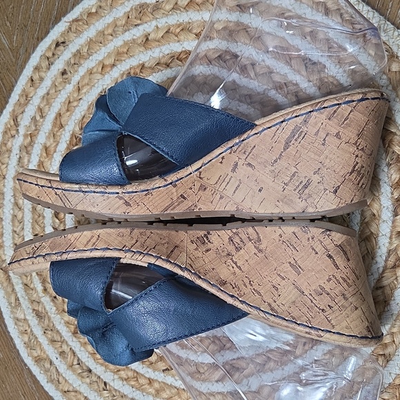 Born Concept Boc Dandee Wedge Navy Blue Leather Floral Sandals, Size 8 - Picture 4 of 9